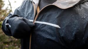 Veste vélo, quelles différences entre imperméabilité et déperlance ?