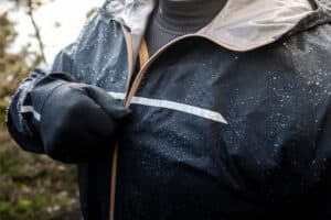 Veste vélo, quelles différences entre imperméabilité et déperlance ?