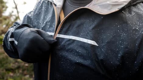 Veste vélo, quelles différences entre imperméabilité et déperlance ?