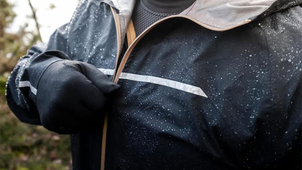 Veste vélo, quelles différences entre imperméabilité et déperlance ?