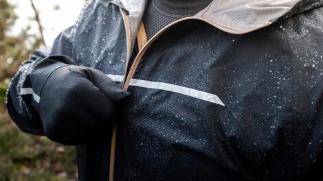 Veste vélo, quelles différences entre imperméabilité et déperlance ?