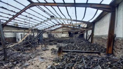 L'entrepôt de vélos ravagé par les flammes dans la nuit de vendredi à samedi 1er novembre sur l'île d'Yeu. © Aucun(e) - SDIS 85